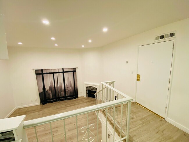 Living room - 5500 Lindley Ave