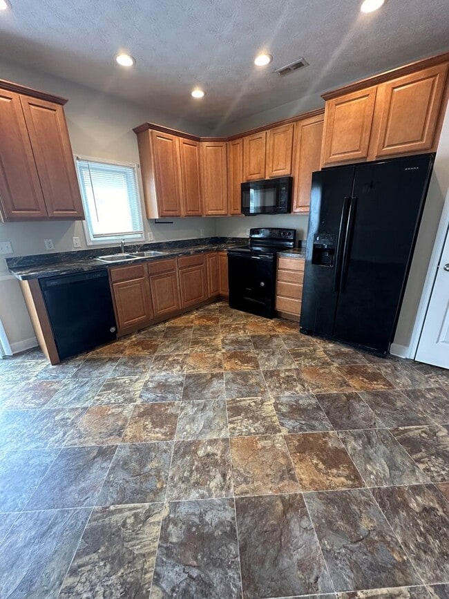 Building Photo - Townhouse for Rent in Cedar Point