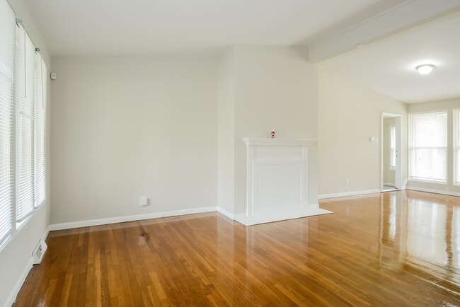 Building Photo - Fantastic 3bd/2ba home! Coming soon!