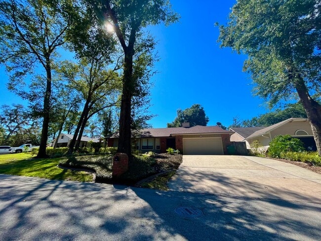 Building Photo - 3BR w/Pool off Longwood Hills Rd - include...