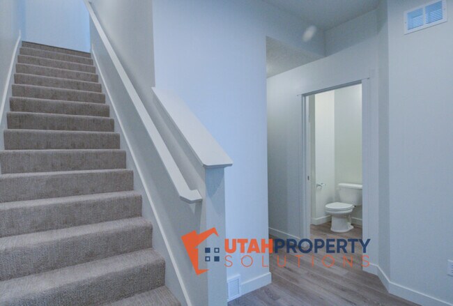 Building Photo - 1039 W 400 S