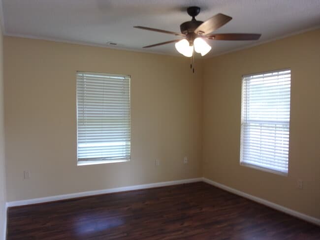 Building Photo - Recently Updated 2 Bedroom 1 Bath Home