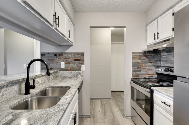 Building Photo - 3704 N 109th Plz