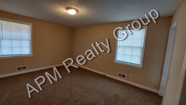 Foto del edificio - Large home in Southeast Columbia