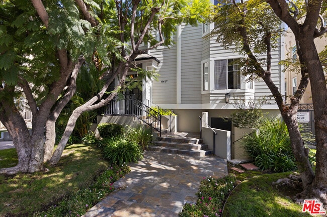 Building Photo - 10627 Moorpark St