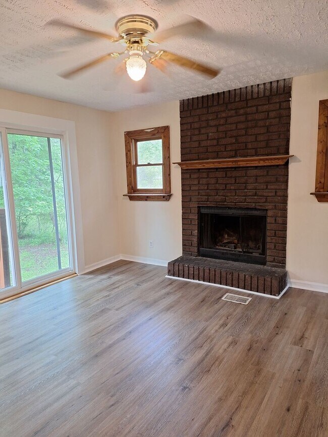 Foto del edificio - Large 3 Bedroom 2 Bath Ranch with Basement...