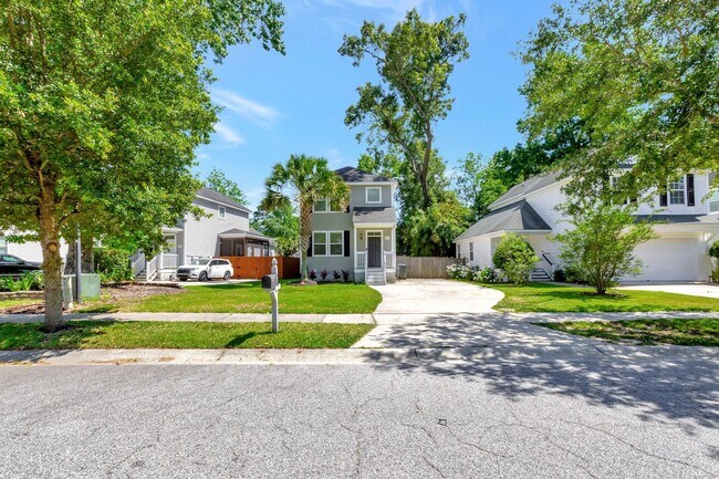 Building Photo - Amazing James Island Location