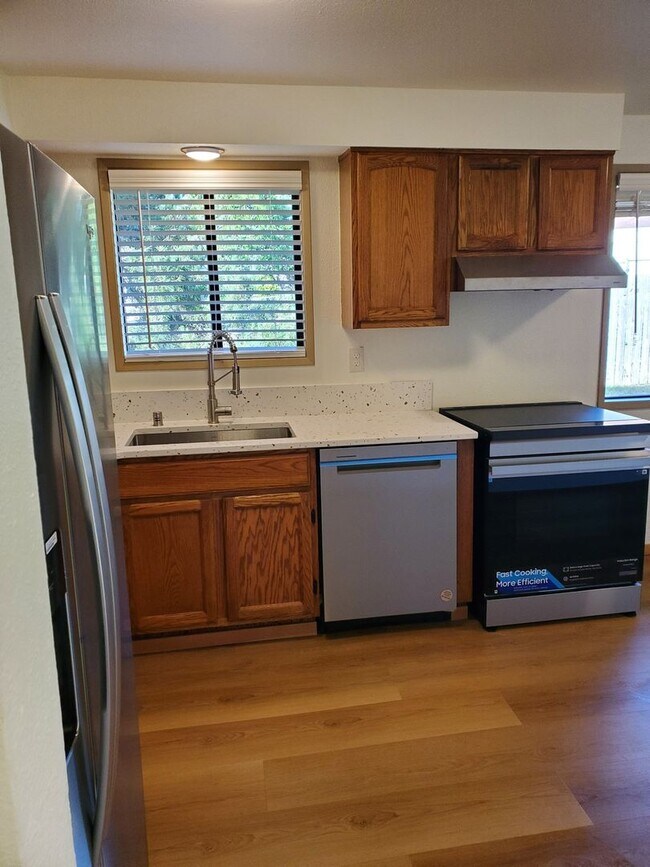 Foto del edificio - Beautiful 2 Bed 1.5 Bath 2 Story Duplex in...