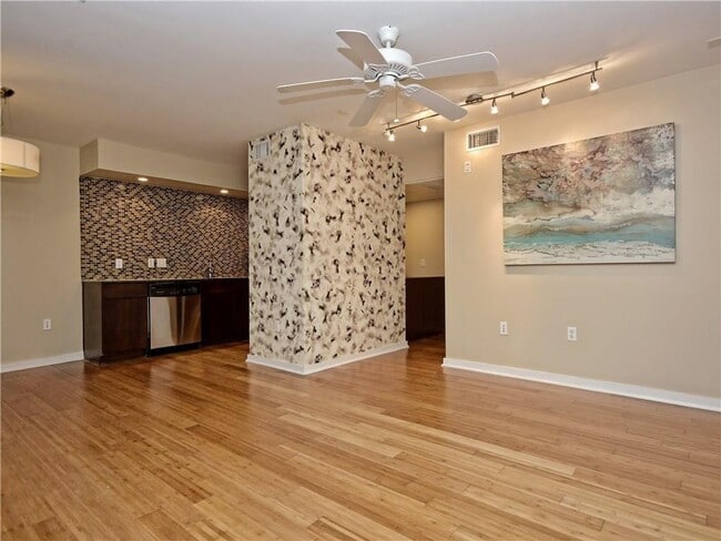 Building Photo - 2200 Dickson Dr