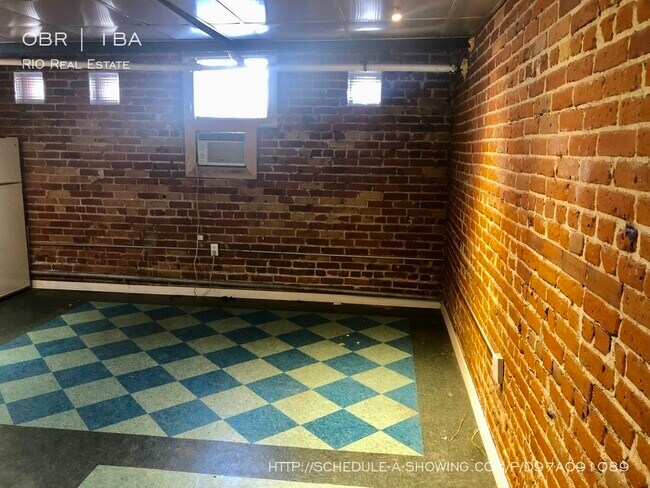 Building Photo - Amazing Garden Level Studio Unit in Uptown!!