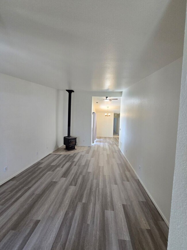 Foto del edificio - 1275 Alicia Cir