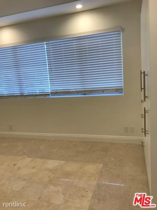 Building Photo - 838 N Doheny Dr