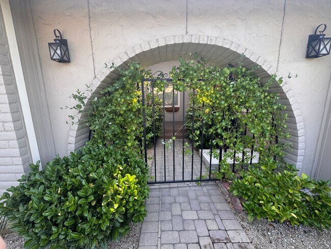 Foto del edificio - 4860 Lakeside Dr