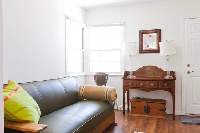 Den - 22427 Clarendon St