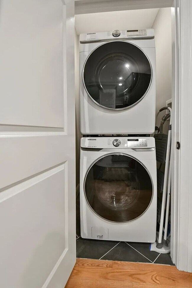 Building Photo - Renovated Apartment in Medford