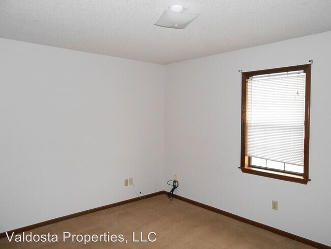 Building Photo - 2 br, 2 bath Apartment - 6107 Vinnie Drive