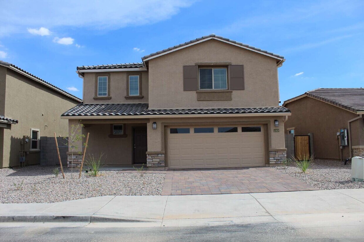 Foto principal - "Spacious 4-Bedroom with 2.5 Baths availab...