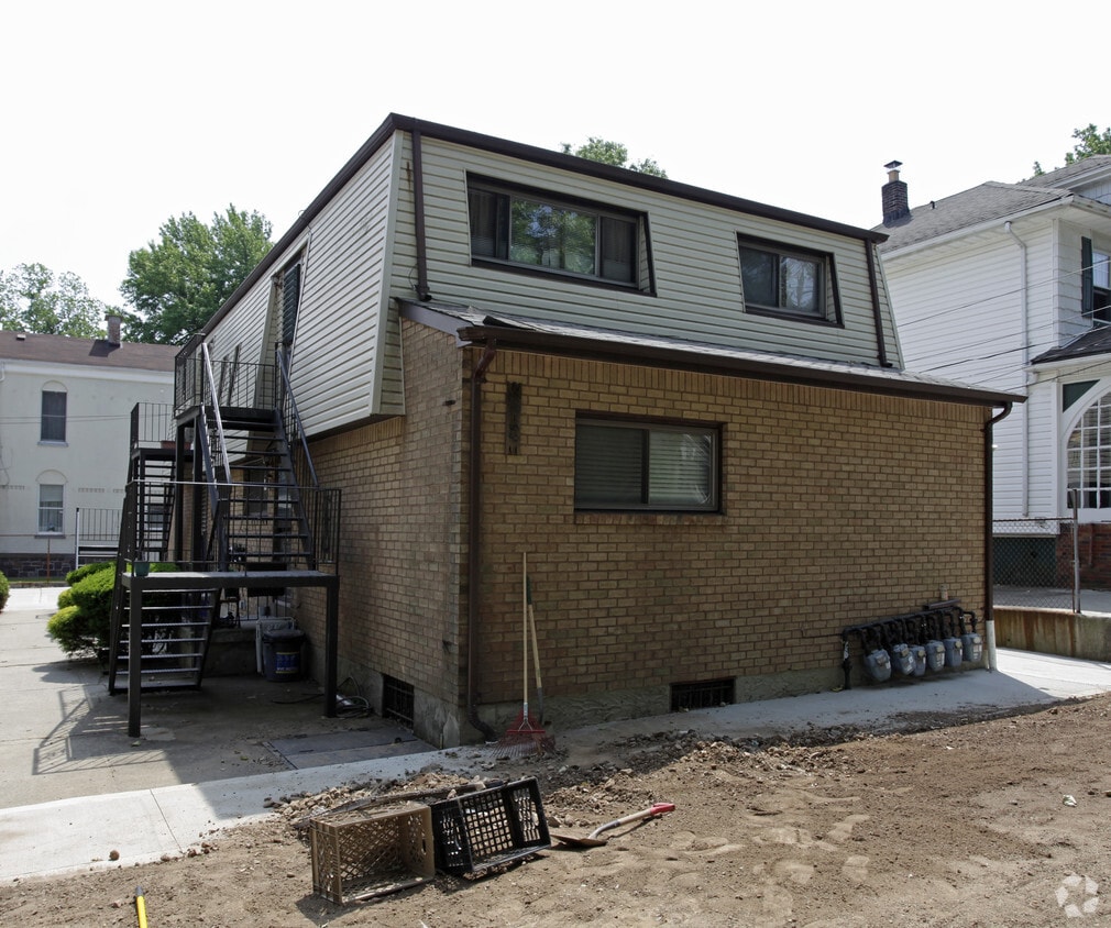 Building Photo - 81-83 N Mada Ave