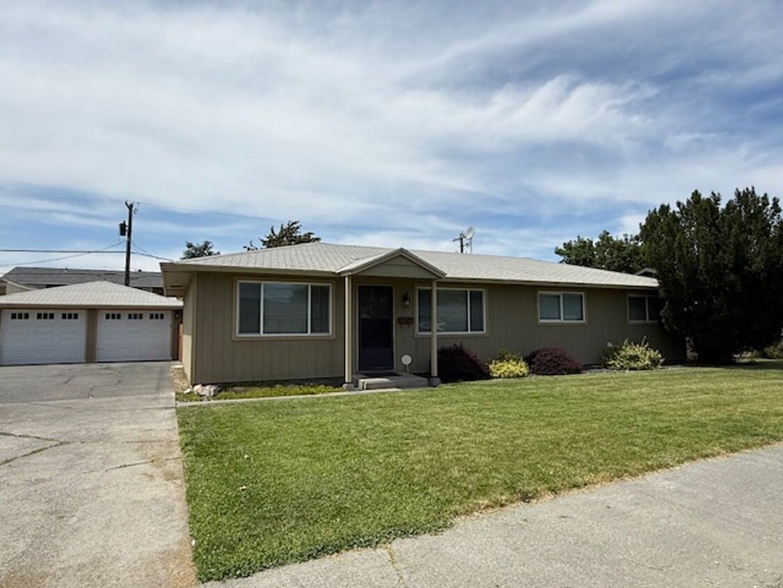 Primary Photo - 3 Bedroom 1.25 Bath with 2 car garage