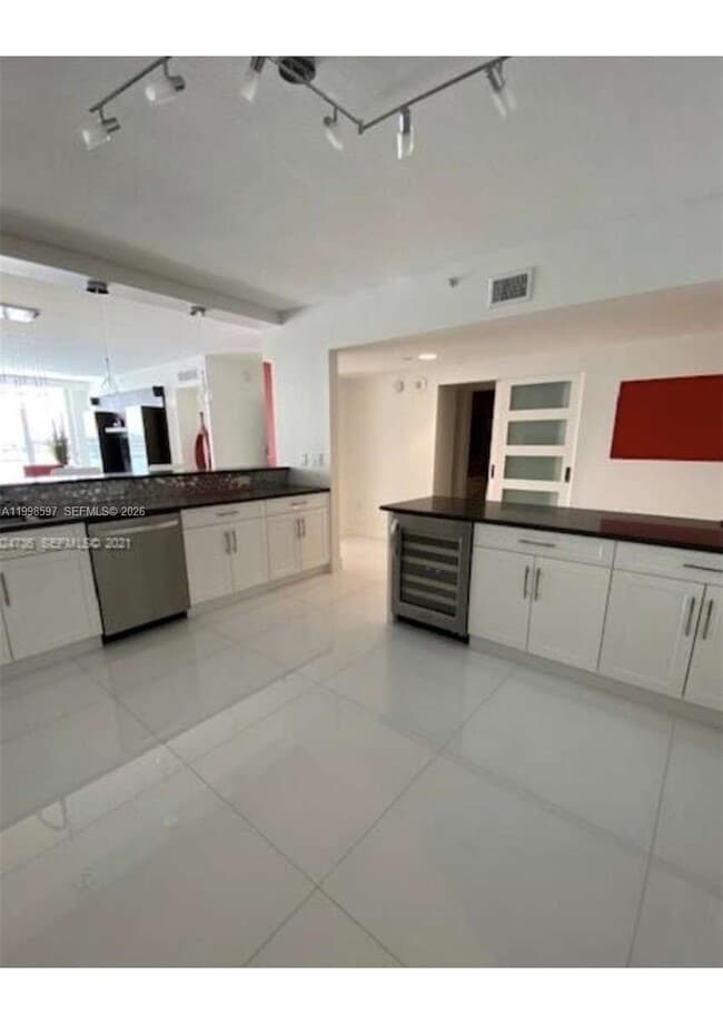 Foto del edificio - 17050 N Bay Rd