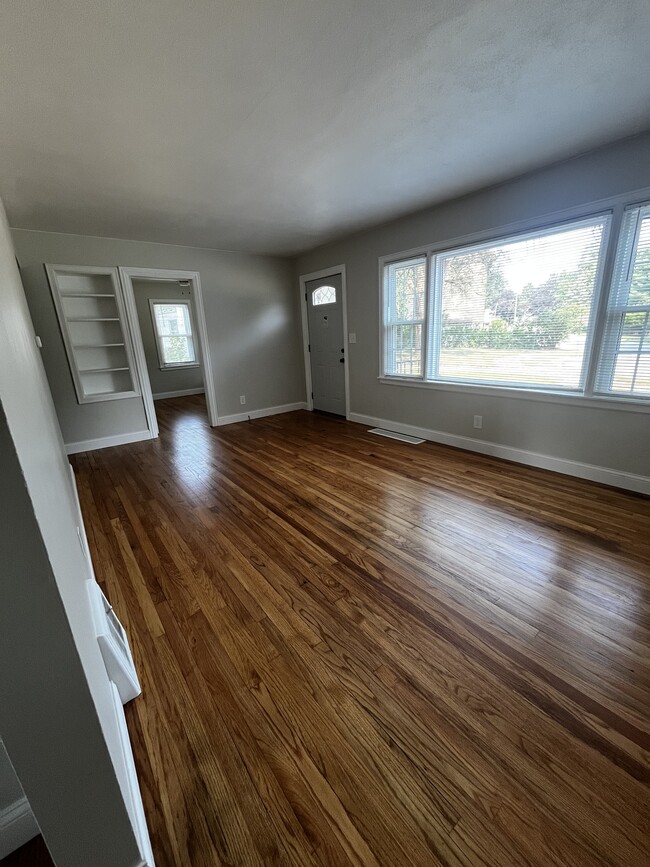 Building Photo - 1607 MacArthur Dr
