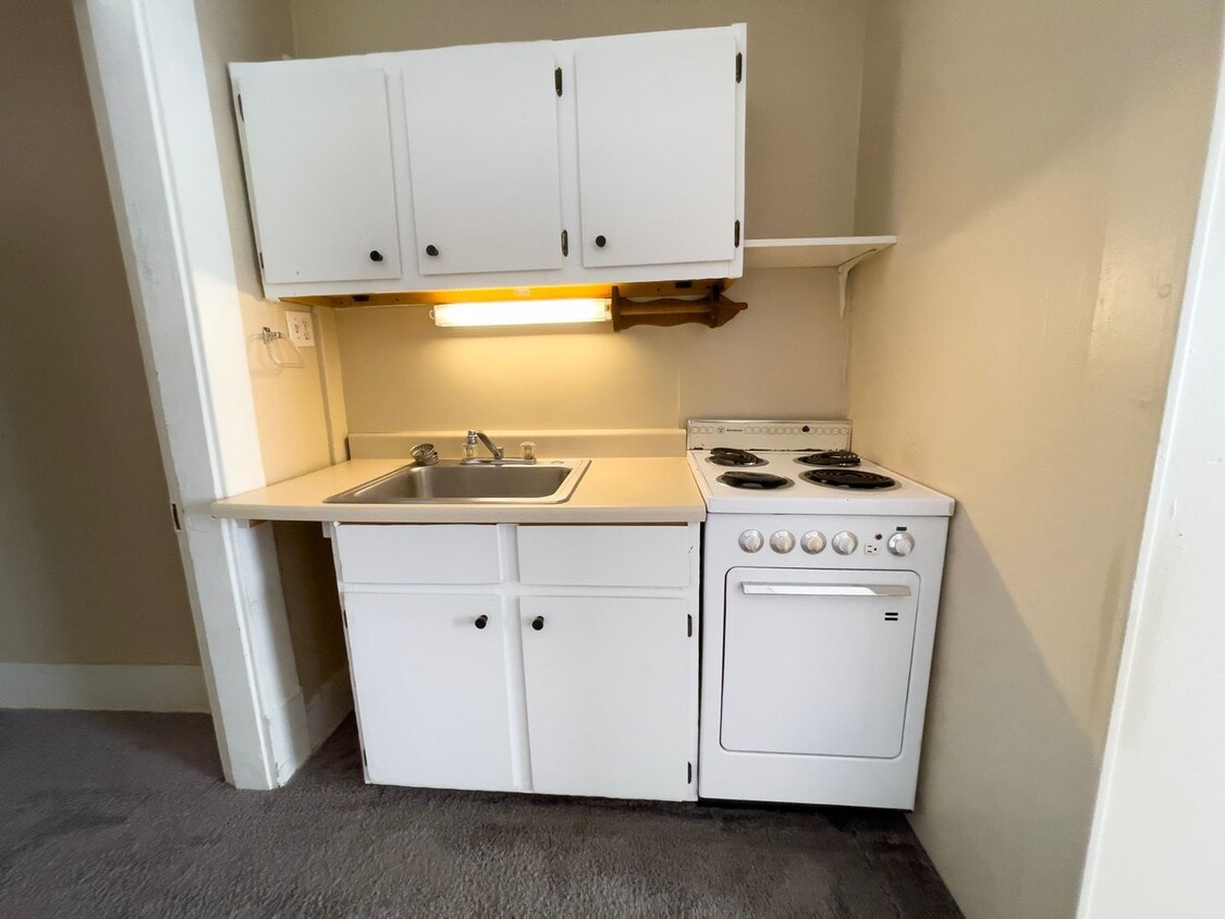 Primary Photo - PRELEASING for AUGUST! Close to Campus