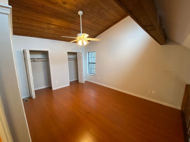 Foto del edificio - Charming 1BR Home with Loft & Vaulted Ceilings – Fresh Updates & Off-Street Parking!