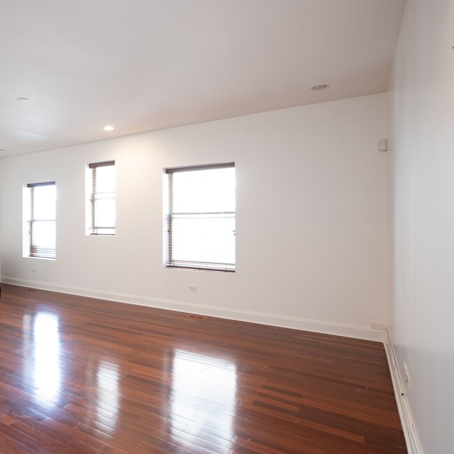 Foto del edificio - 7240 S South Shore Dr