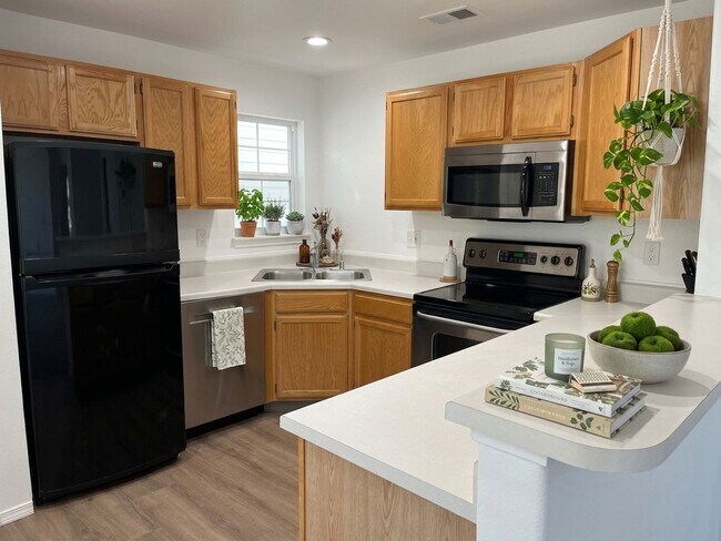 Building Photo - Move in Ready 1 bed- 1 Bath- Updated! 1 Car Attached Garage! Community Pool/Hot Tub and Gym