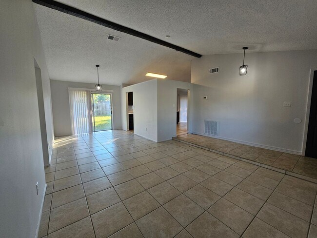 Foto del edificio - Freshly Renovated & Move-In Ready!! 3-bedroom, 2-bath home located in Lake Sparling Heights, Orla...