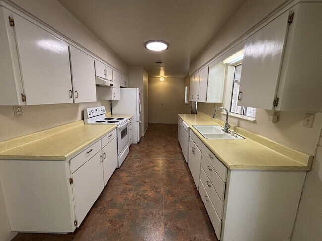 Foto del edificio - Spacious 3-bedroom home with loads of park...
