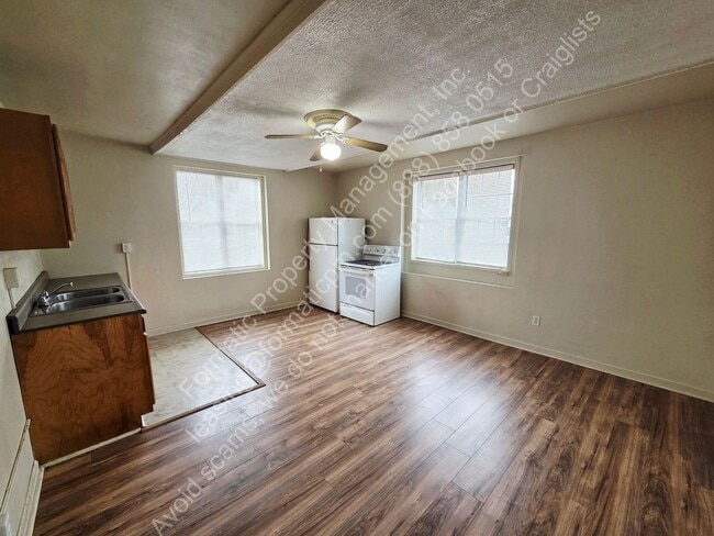 Building Photo - 323 Hughes St