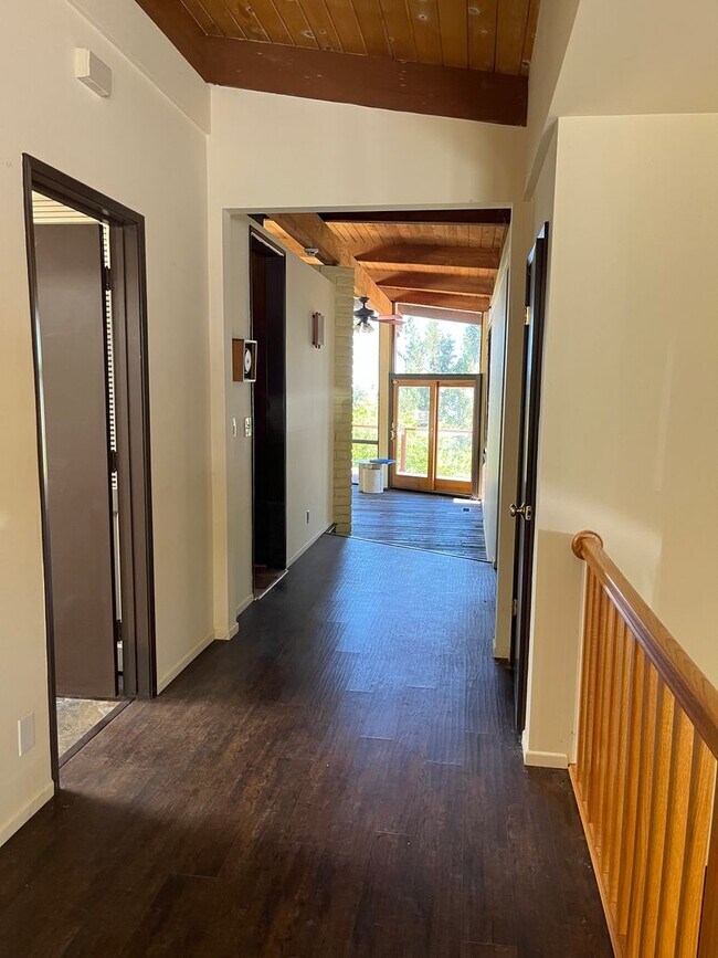 Foto del edificio - 4 bedroom and 4 bathroom house in LA Canada, California