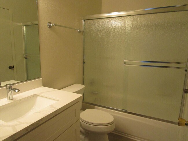 Foto del edificio - 184 Woodbury Cir