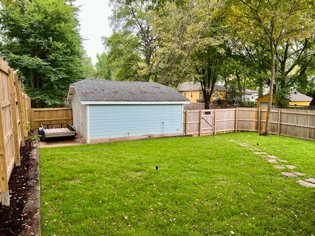 Building Photo - 2065 Cowden Ave
