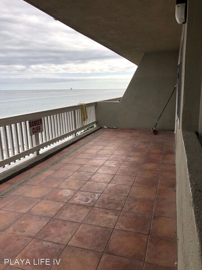 Building Photo - 6561 Del Playa Dr