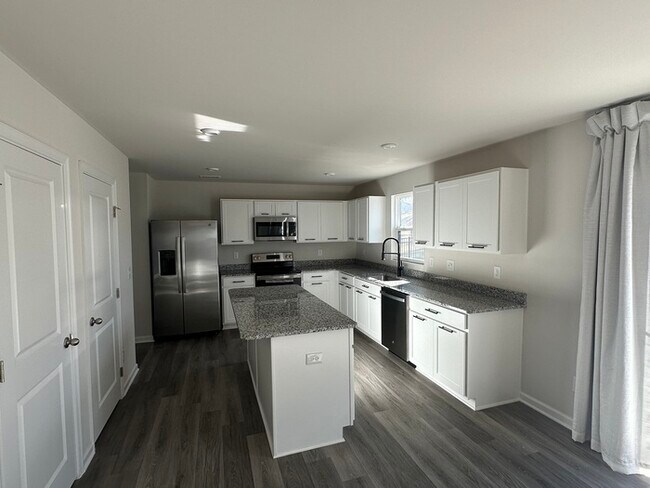 Foto del edificio - Like NEW 2 Story Single Family Home w/ Fenced Yard - Large Lot
