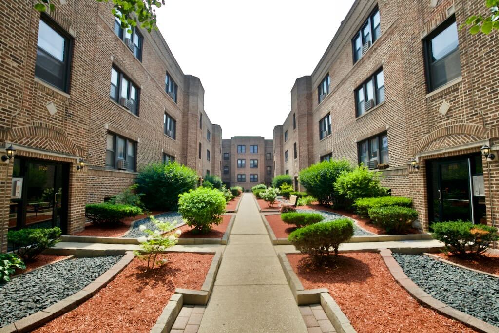 Primary Photo - 3722 N Pine Grove Ave