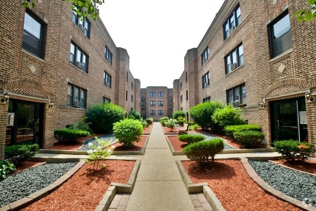 Building Photo - 3722 N Pine Grove Ave