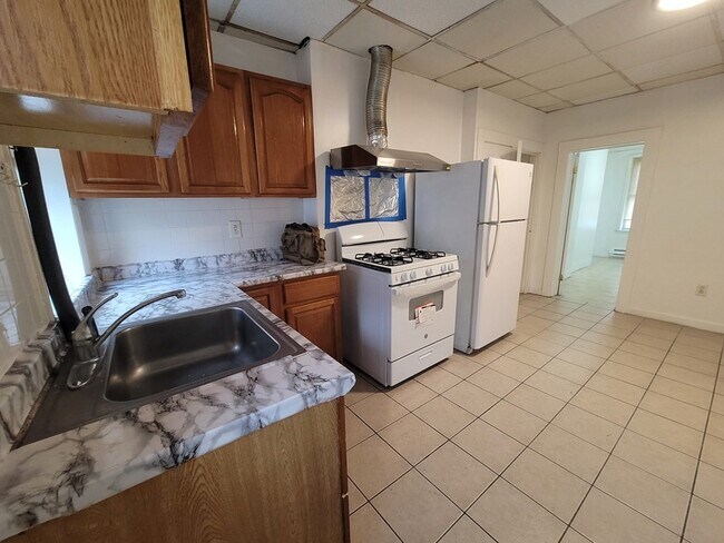 Building Photo - 102 Tyler St