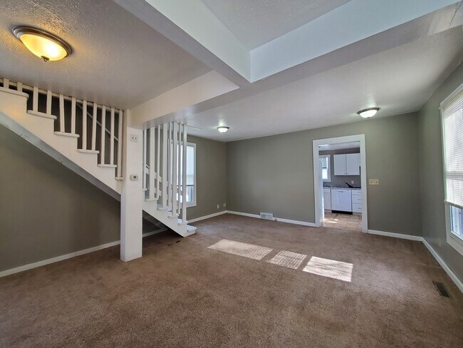 Building Photo - 3 Bed/1 Bath with washer and dryer hookups