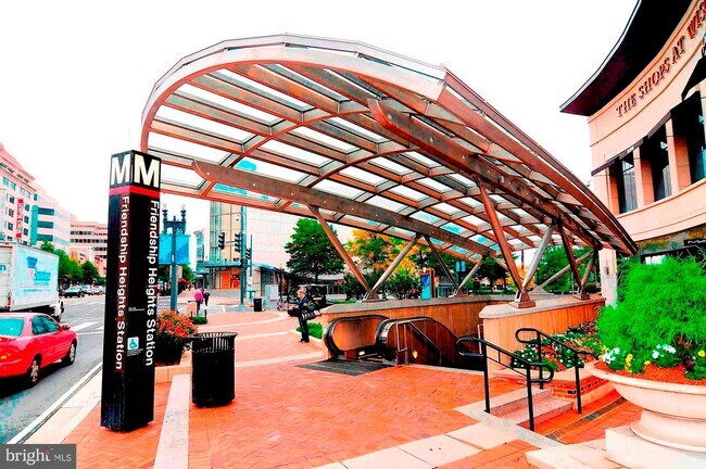 Foto del edificio - 5500 Friendship Blvd