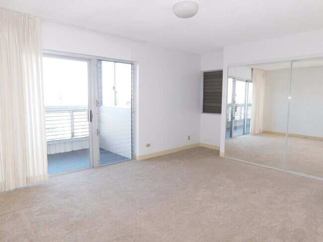 Foto del edificio - Spacious 2-Bedroom 1-Bath and 1-Parking at...