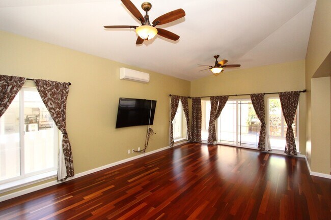 Foto del edificio - Large 4 bedroom, 3 bath, 4+ parking, gated single family house in Kalihi