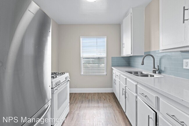 Building Photo - 1 br, 1 bath Apartment - 201-209 E 12th St...