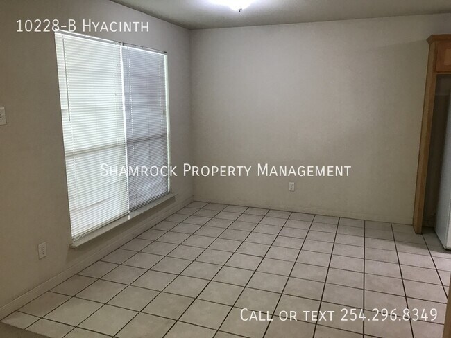 Building Photo - Duplex in China Spring!