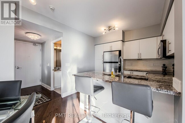 Photo du bâtiment - 2240-2240 Lake Shore Blvd W