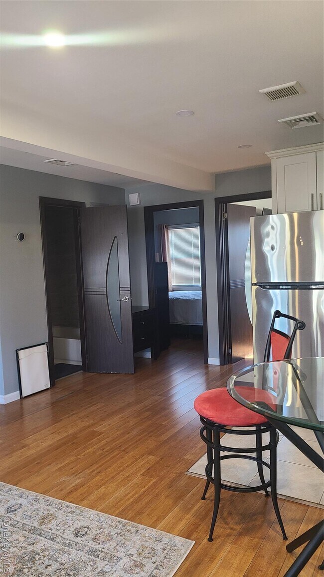 Foto del edificio - 210-38 Nashville Blvd