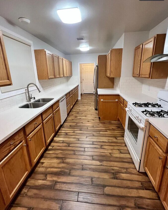 Primary Photo - 18154 Rayen St