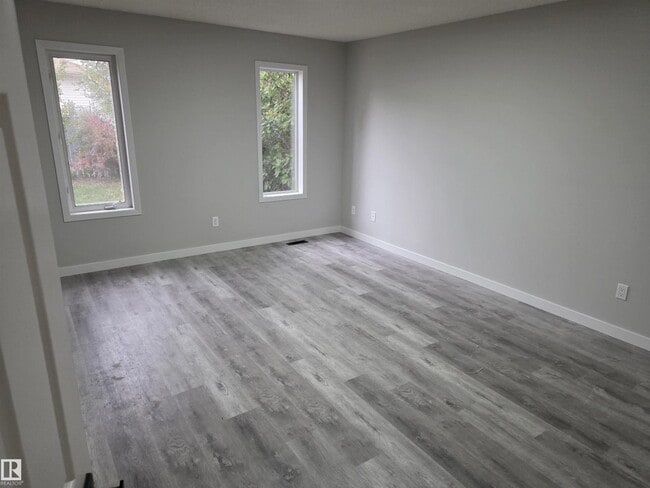 Photo du bâtiment - 840-113A 113a St NW